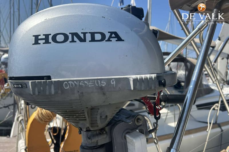 Een zilverkleurige Honda buitenboordmotor met de tekst "ODYSSEUS 9" erop geschreven.