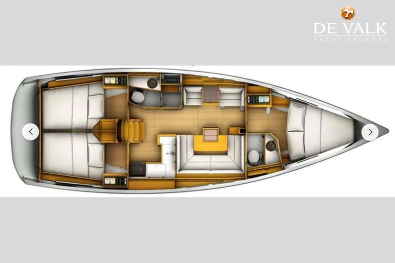 Een bovenaanzicht van een bootinterieur met twee slaapcabines, een salon, twee badkamers en een kombuis.