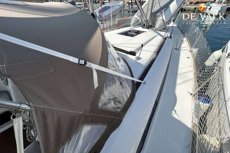 Een bovenaanzicht van een boot met een bruine buiskap met doorzichtige ramen en een wit dek. — Jeanneau Sun Odyssey 419