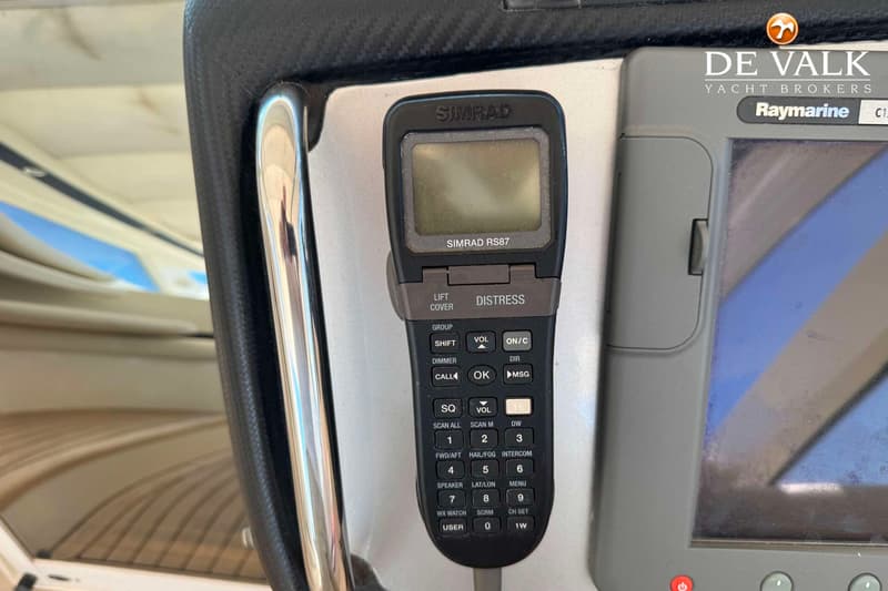 Een Simrad RS87 marifoon en een Raymarine C120 kaartplotter zijn gemonteerd op een dashboard.