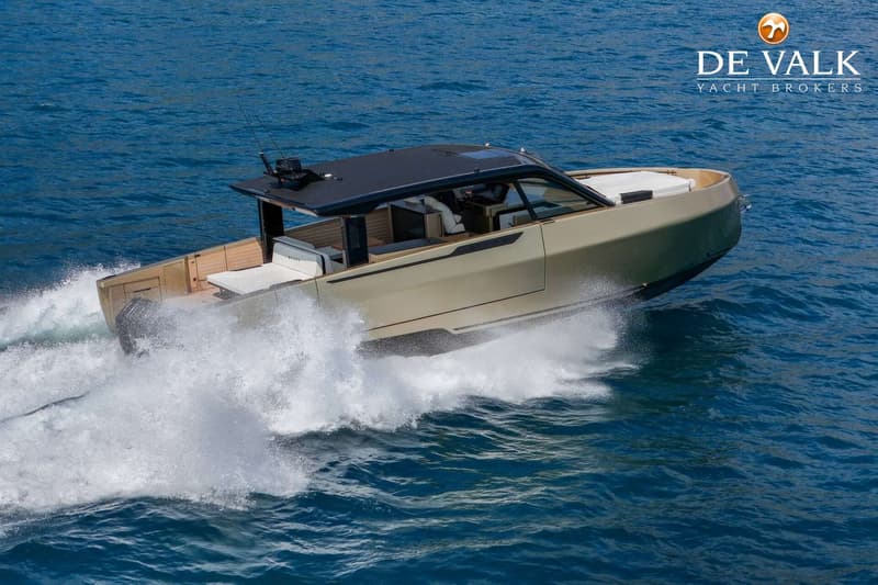 Een beige motorboot met een zwarte hardtop vaart over blauw water en creëert een witte boeggolf. — Forte 47 GT