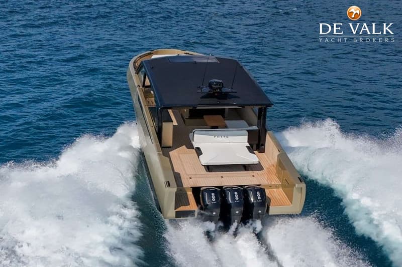 Een motorboot met drie buitenboordmotoren vaart over blauw water en laat een spoor van schuim achter. — Forte 47 GT