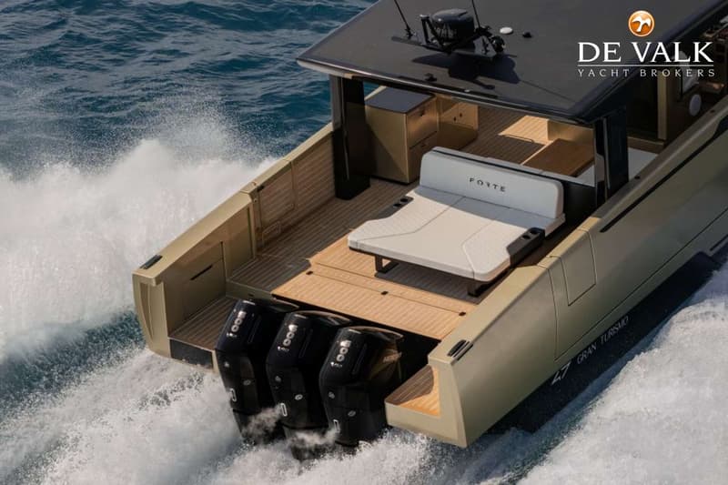 Een beige motorboot met drie zwarte buitenboordmotoren vaart op open water, met een zitbank achterop. — Forte 47 GT