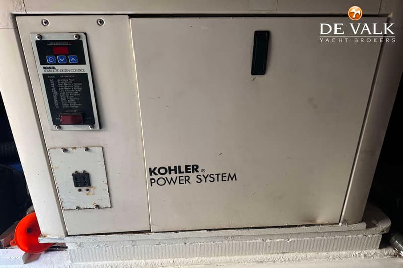 Een Kohler Power System generator met een digitaal bedieningspaneel en een stopcontact.