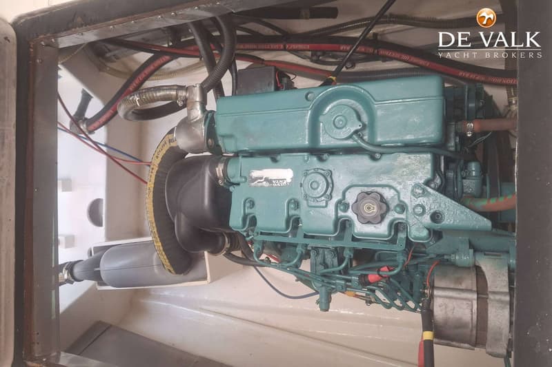 Een Volvo Penta scheepsmotor is zichtbaar, met diverse slangen en kabels eromheen.