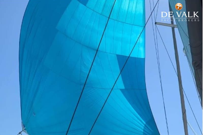 Een close-up van een blauw zeil met de mast en verstaging van een zeilboot, tegen een helderblauwe lucht. — Punch 1500 LC