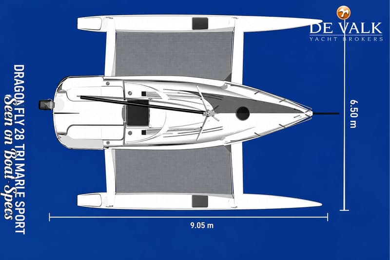 Een bovenaanzicht van een witte trimaran met grijze netten tussen de rompen, op een blauwe achtergrond.