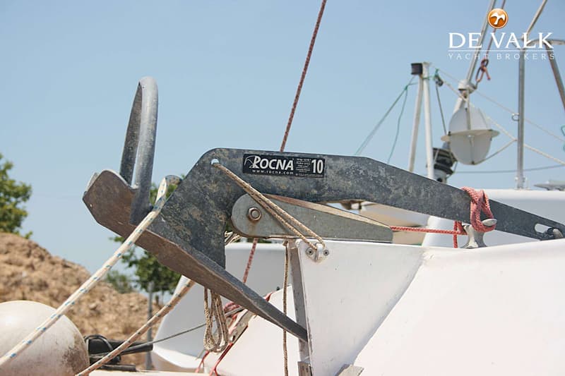 Een Rocna 10 anker van 10 kg/22 lb met een vlakoppervlak van 795 cm² is zichtbaar op de boeg van een boot. — Wharram Tiki 30