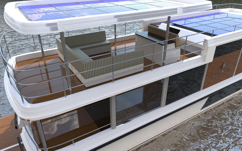 Een bovenaanzicht van een boot met een houten dek, gestreepte banken, een bar en zonnepanelen op het dak.