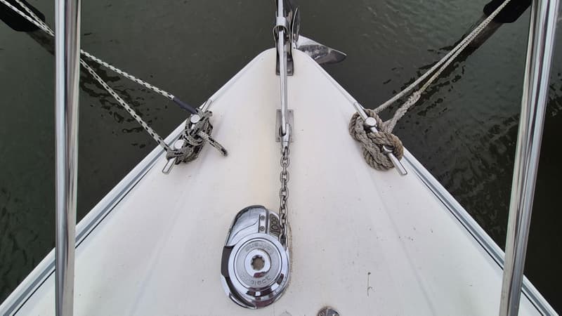 De foto toont de boeg van een witte boot met een ankerlier, anker, ketting, touwen en relingen. — Sunseeker 38 Martinique