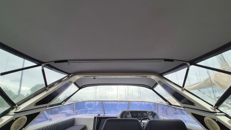 De foto toont het interieur van een boot met een grijs plafond, een stuur en een dashboard. — Sunseeker 38 Martinique