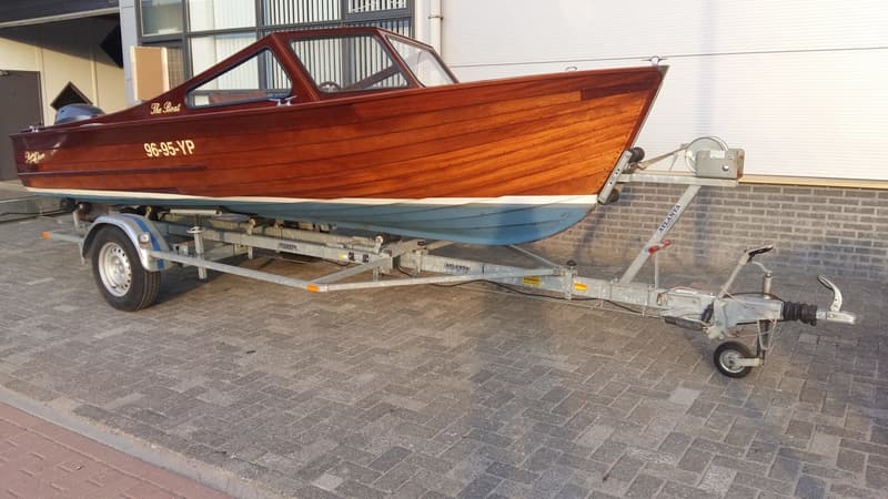 Een houten boot met de naam "The Boat" en registratienummer "96-95-YP" staat op een trailer. — Flying Finn 19.60