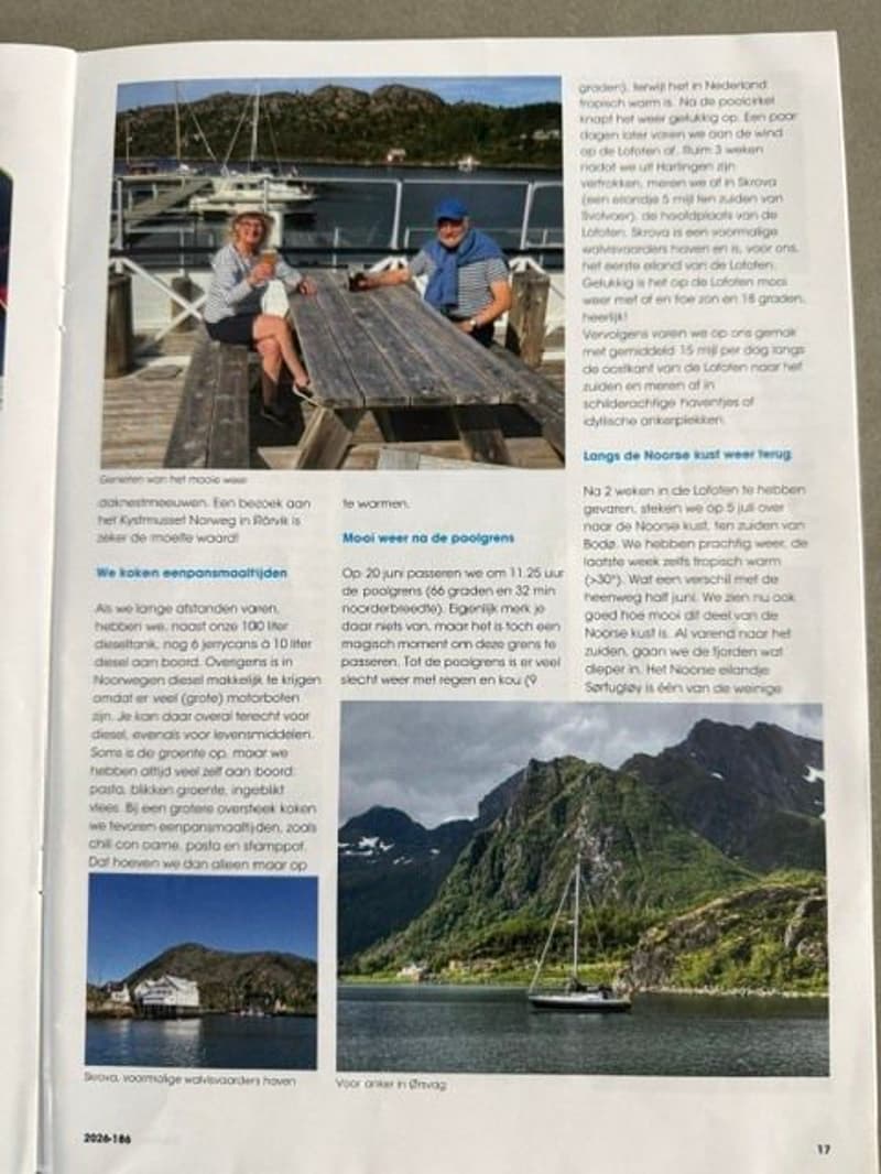 Een open tijdschriftpagina met tekst en vier foto's van boten en landschappen.