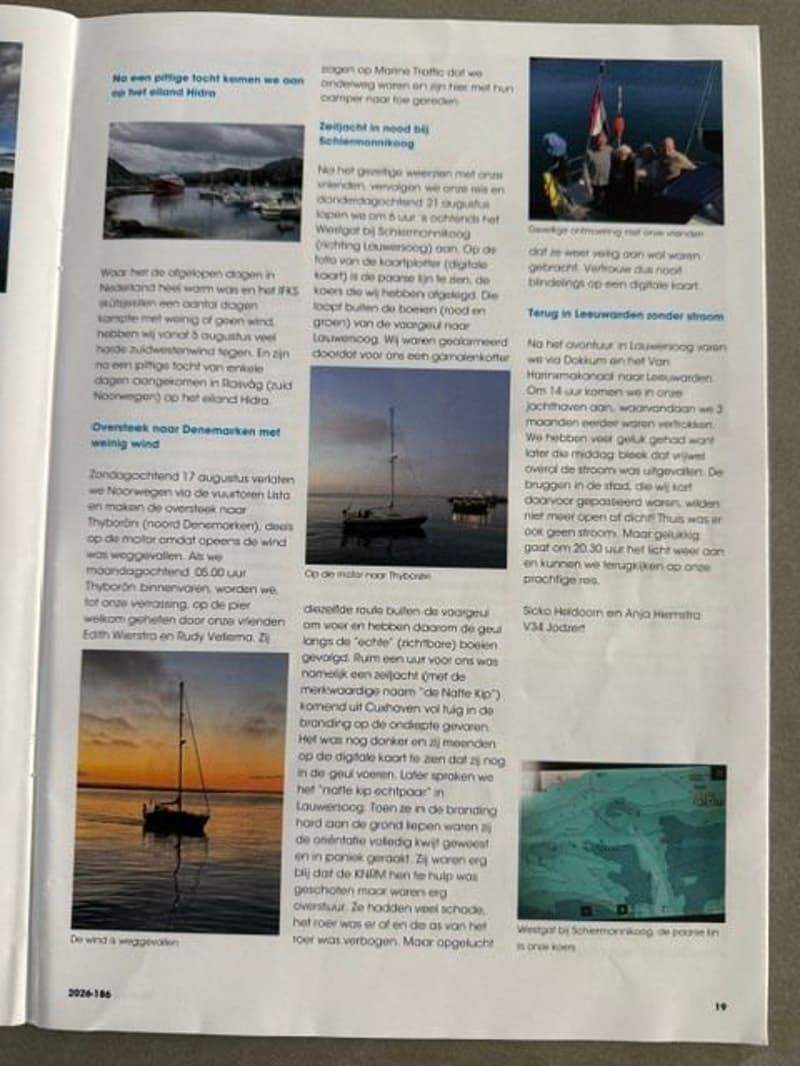 Een open tijdschriftpagina met tekst en vier foto's van boten en een kaart.