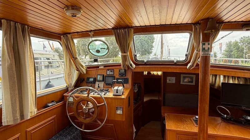 Van Der Valk 1300 Fly Bridge foto 8