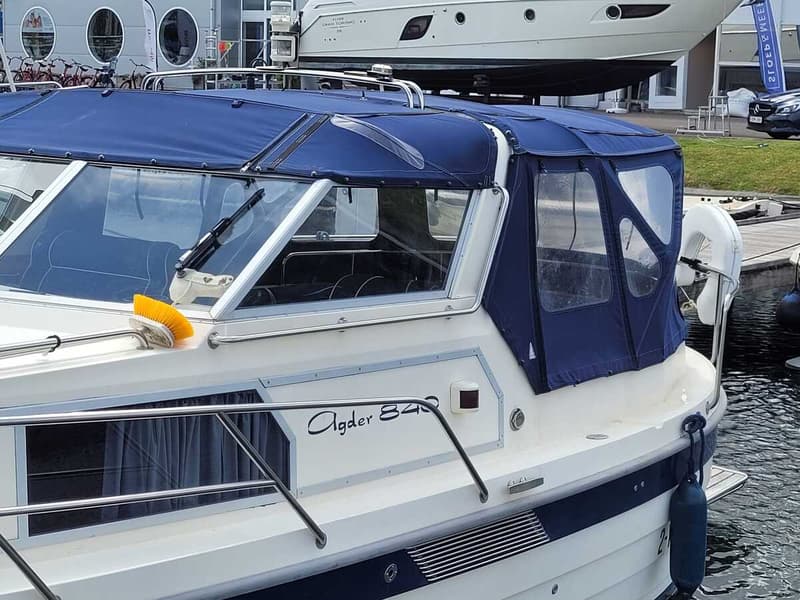 Een witte boot — Agder 840 OK