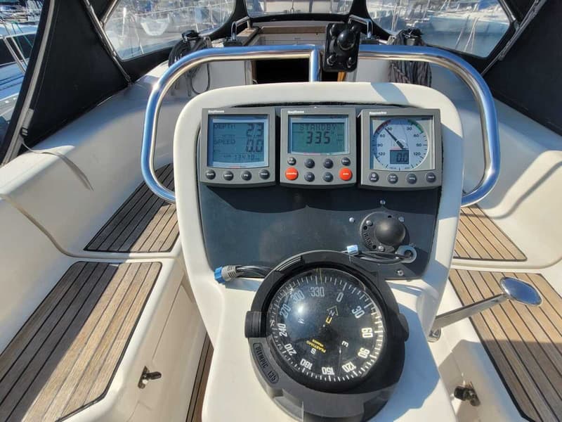 Een detailfoto van het stuurstand van een boot met diverse navigatie-instrumenten en een kompas. — Bavaria 34-2