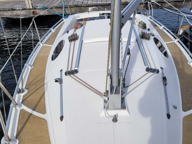 Een bovenaanzicht van het dek van een zeilboot met een mast, lijnen en dekbeslag. — Etap 21i