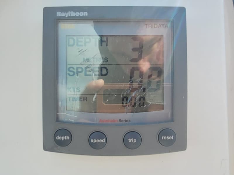 Een Raytheon Tridata display met de aanduidingen "DEPTH", "SPEED" en "TIMER", en vier knoppen eronder.
