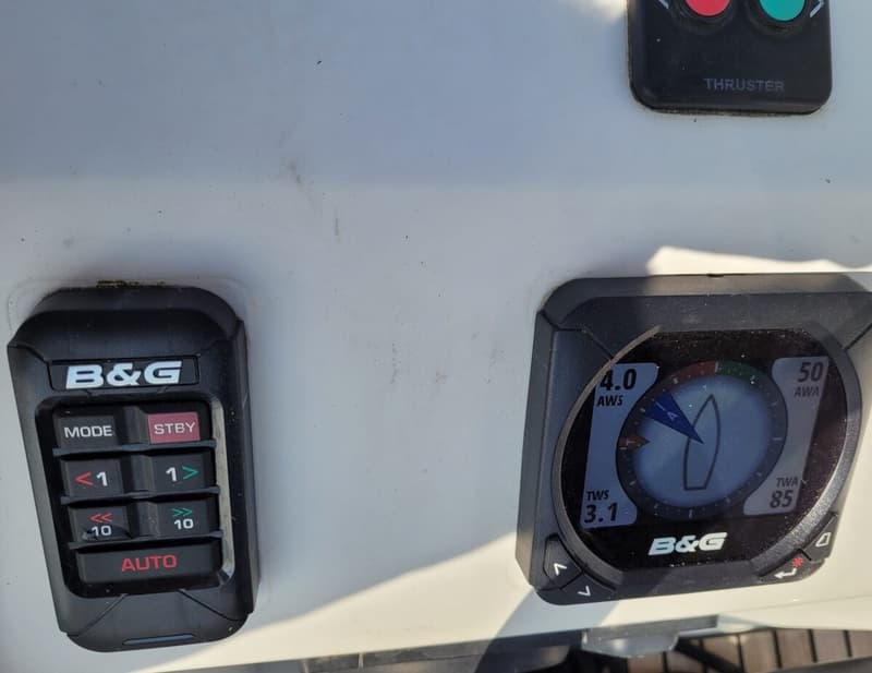 Twee B&G navigatie-instrumenten en een thrusterbediening zijn gemonteerd op een wit paneel.