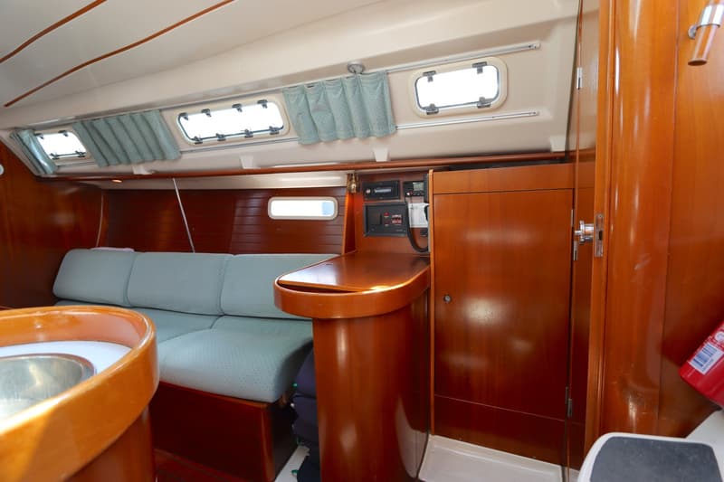 Beneteau Oceanis 300 foto 19
