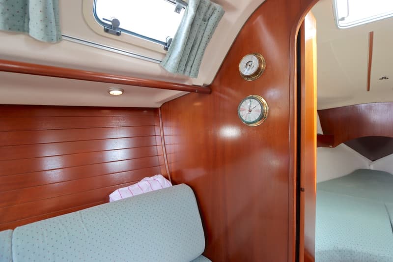 Beneteau Oceanis 300 foto 9