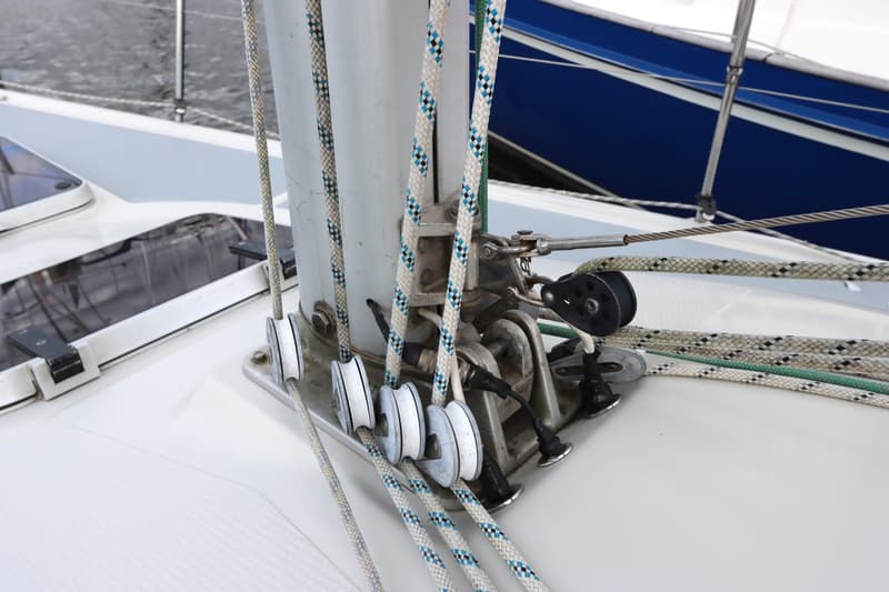 Een detailfoto van de mastvoet van een zeilboot met diverse lijnen en blokken. — Dehler 34 Optima 106