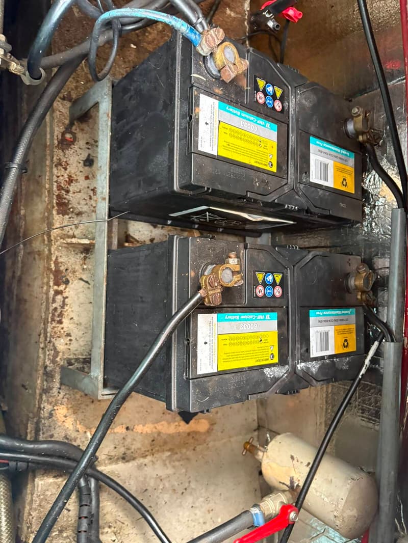 Twee zwarte VMF-Calcium accu's zijn zichtbaar, verbonden met kabels en geplaatst op een metalen rek.