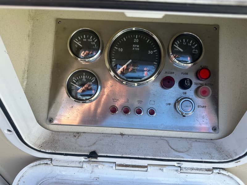 Een close-up van een bedieningspaneel met diverse meters, knoppen en schakelaars.