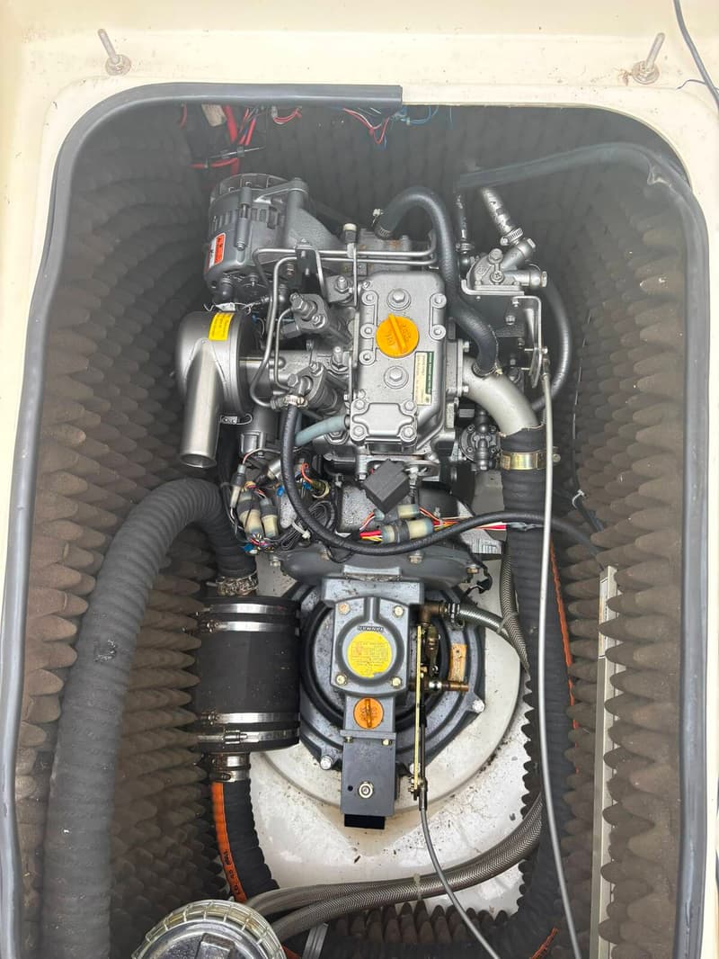 Een Yanmar scheepsmotor is zichtbaar in een motorruimte met geluidsisolatie.