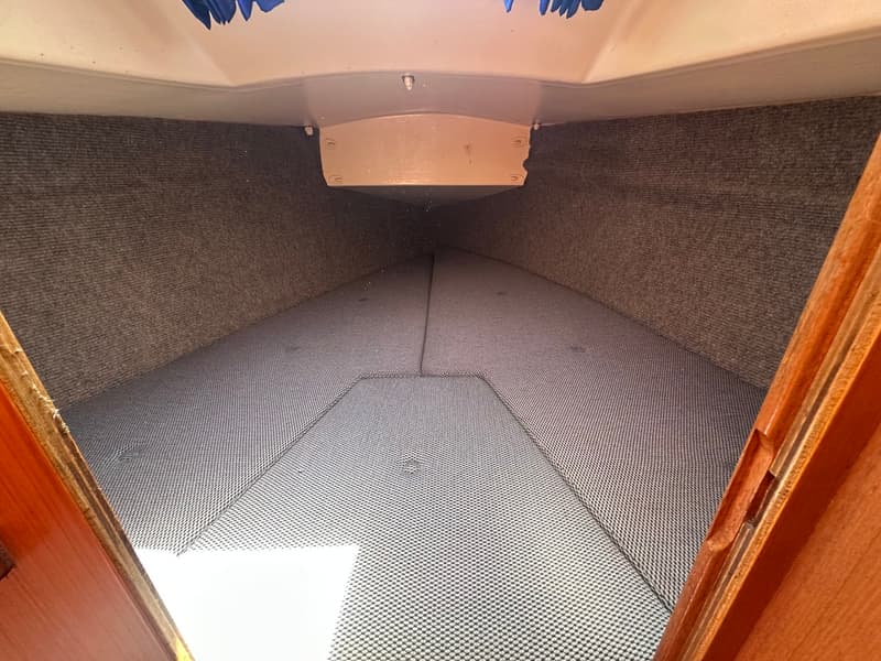 De foto toont een kajuit met grijze vloerbedekking en wandbekleding, en een wit plafond. — Compromis 777