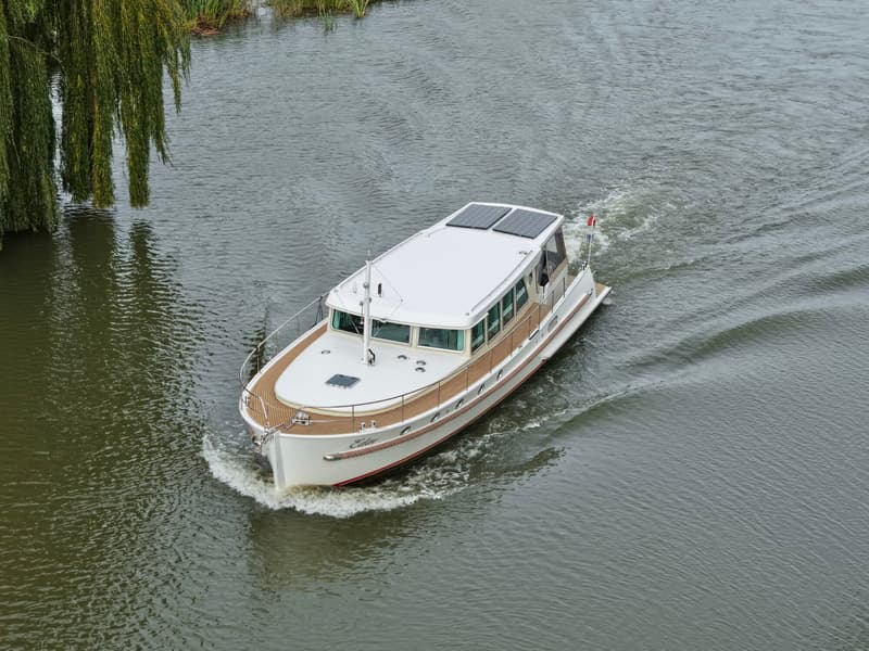 Serious Yachts Serious Yachts Gently Low Bridge 45 Sedan foto 7