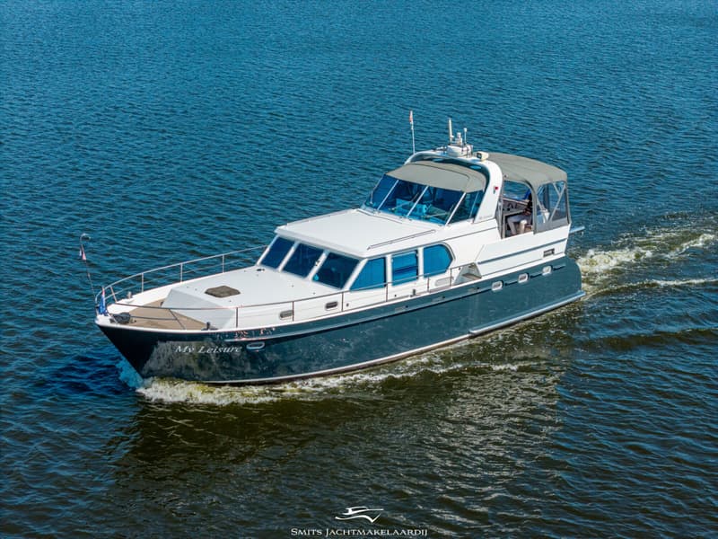 Een witte en donkerblauwe motorboot met de naam "My Leisure" vaart op blauw water. — Bekebrede Bekebrede Myco 45 SL