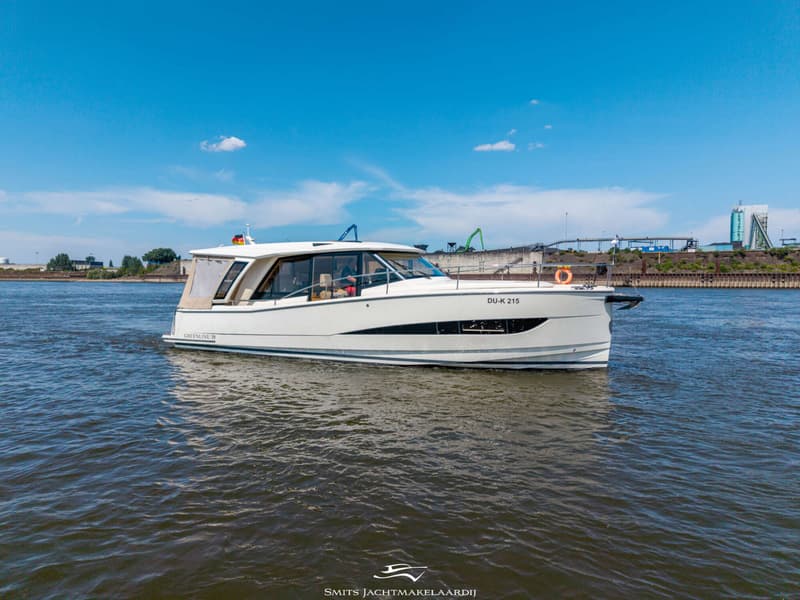 Een witte motorboot met de registratie "DU-K 215" vaart op een rivier onder een blauwe lucht. — Greenline Greenline 39