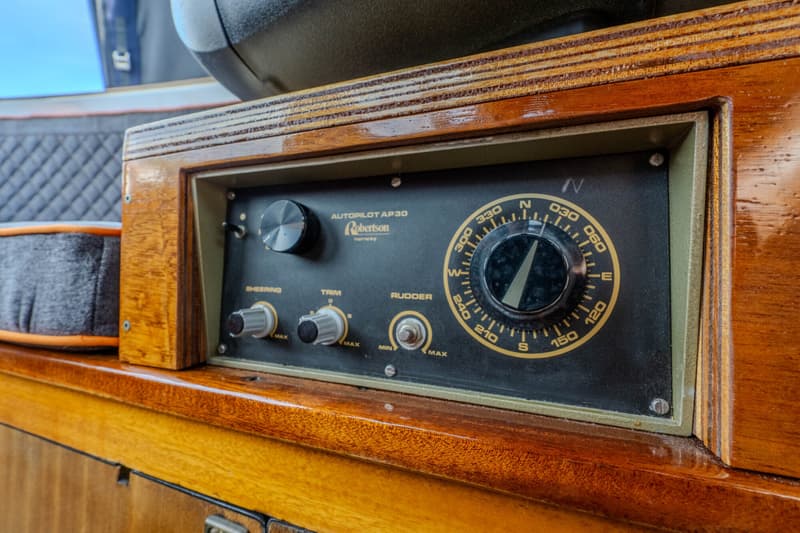 Een ingebouwd autopilotsysteem van Robertson, model AP30, met draaiknoppen voor 'Sheering', 'Trim' en 'Rudder'.