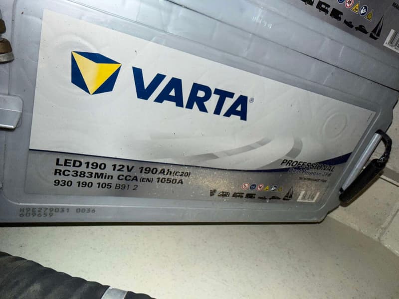 Een grijze Varta Professional Dual Purpose EFB accu met specificaties zoals 12V 190Ah en 1050A.