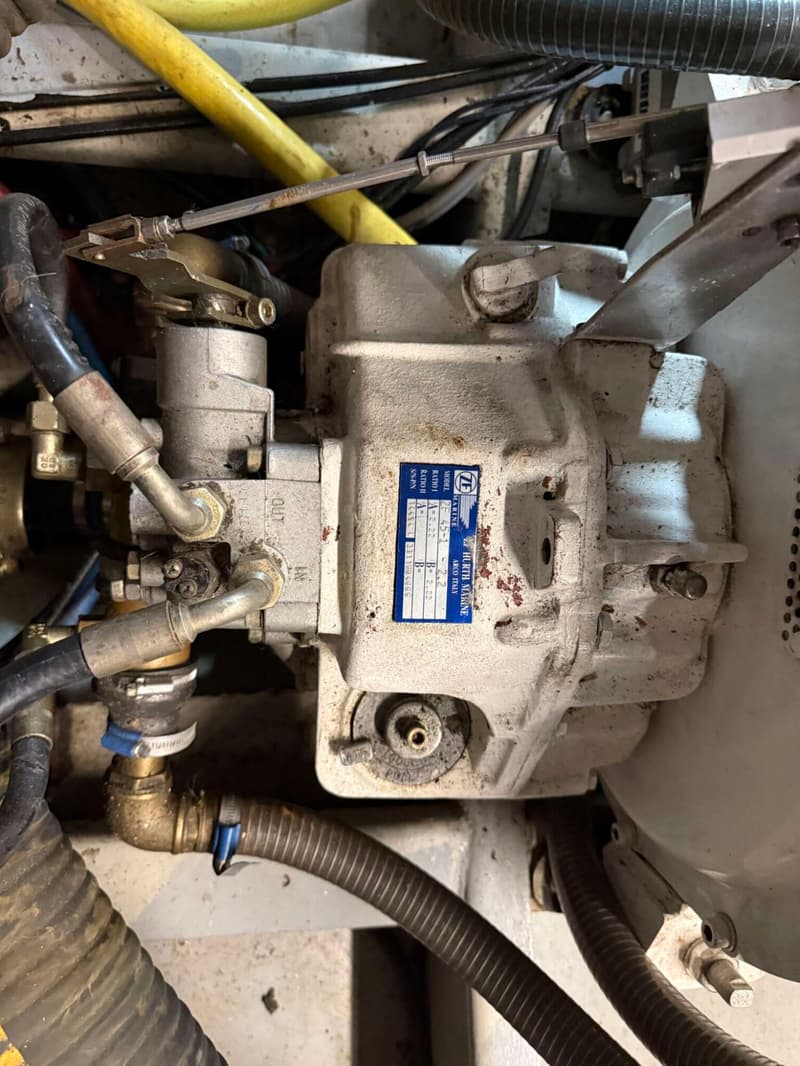 Een close-up van een scheepsmotor met een ZF Marine Hurth Marine ZF 45-1-2.2 transmissie.