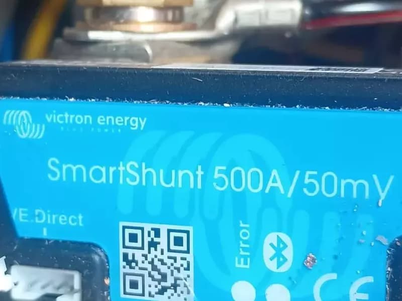 Een close-up van een blauw Victron Energy SmartShunt 500A/50mV apparaat met een QR-code en Bluetooth-symbool.