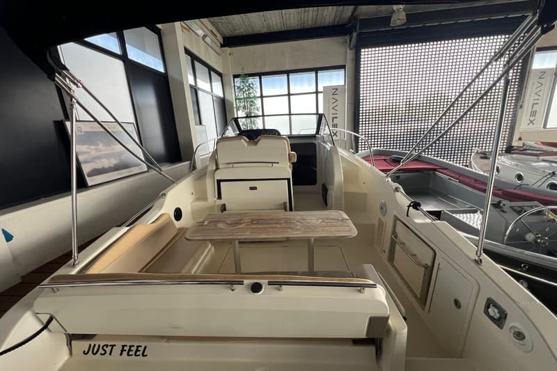 Quicksilver Activ 875 Sundeck foto 14