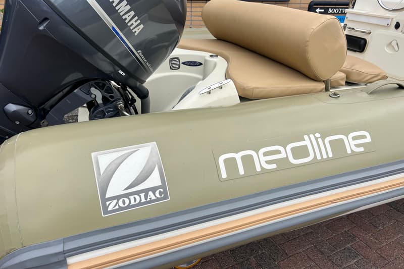 Een close-up van de achterkant van een boot met een Yamaha buitenboordmotor en de logo's "Zodiac" en "medline".