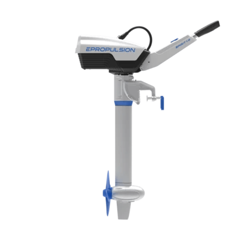 Een witte buitenboordmotor met blauwe accenten en een blauwe propeller staat op een zwarte achtergrond.
