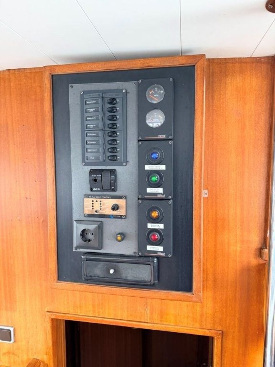 Valkkruiser 1400 (1992) – stalen motorjacht met 4 hutten - Foto 24