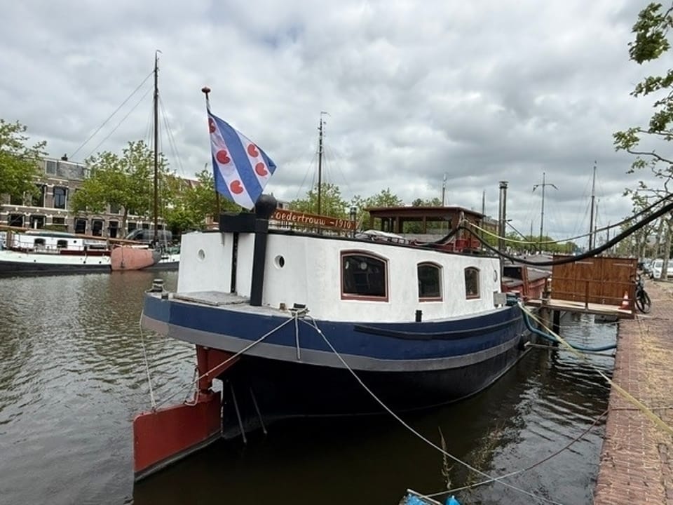 Woonschip Klipper 1910 – historisch woonschip met roef-uitzicht - Foto 40