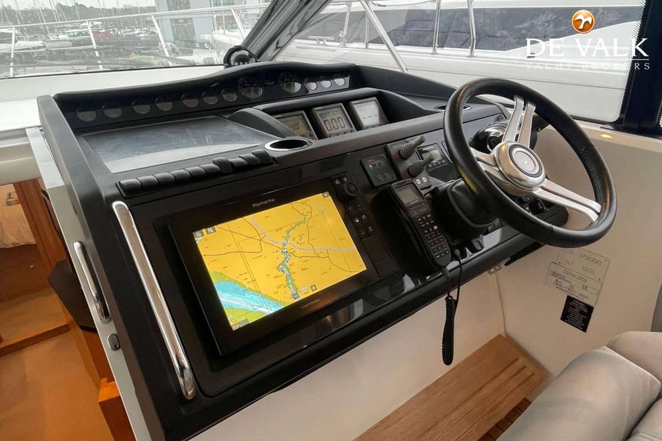 Princess V42 2011 – Elegant sportjacht met tendergarage - Foto 14
