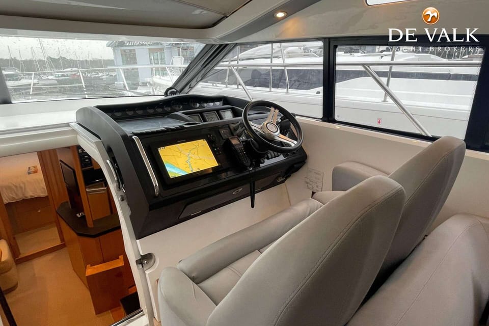 Princess V42 2011 – Elegant sportjacht met tendergarage - Foto 15