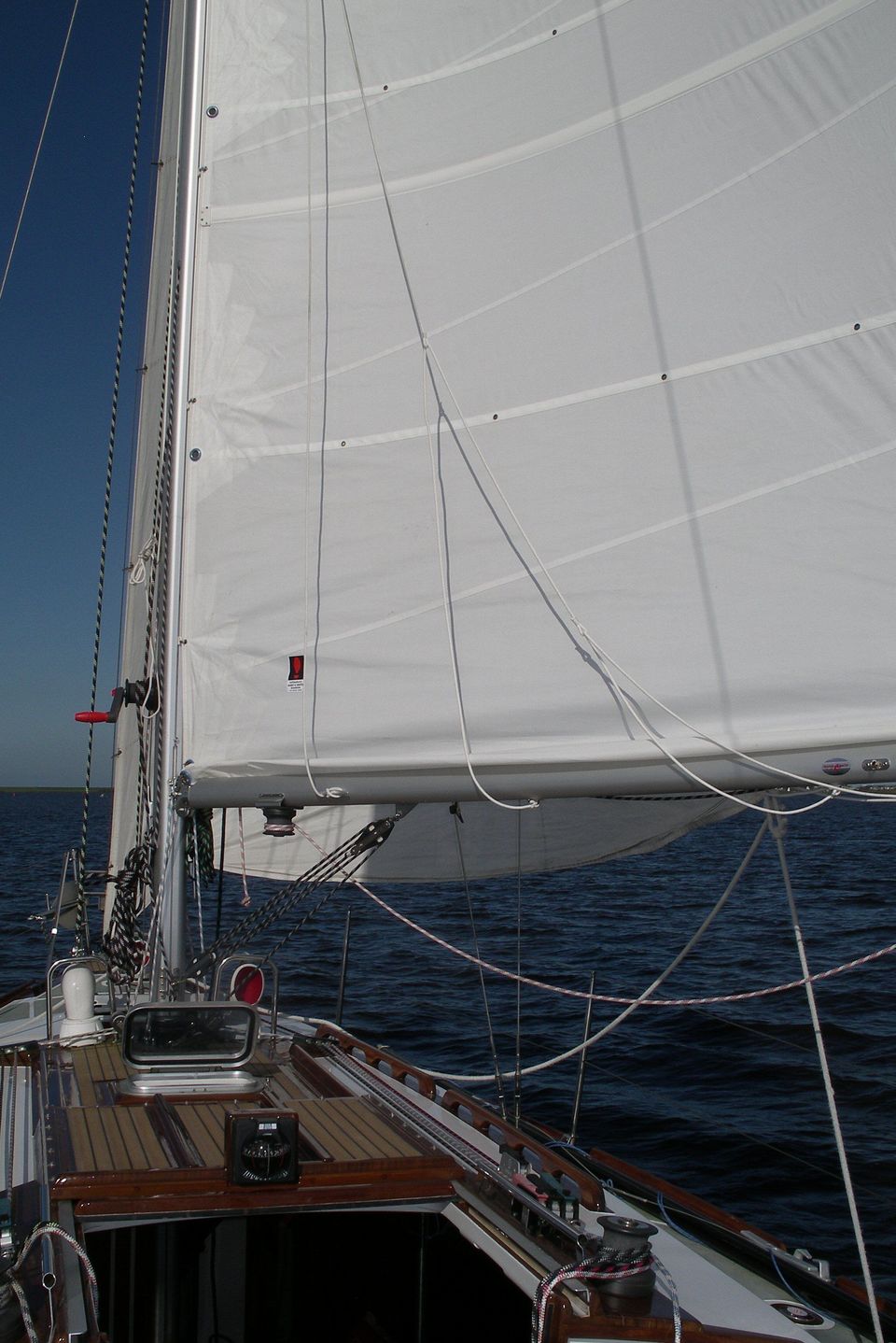 Waarschip 900+ 1986 – Houten zeiljacht met volledige stahoogte - Foto 16