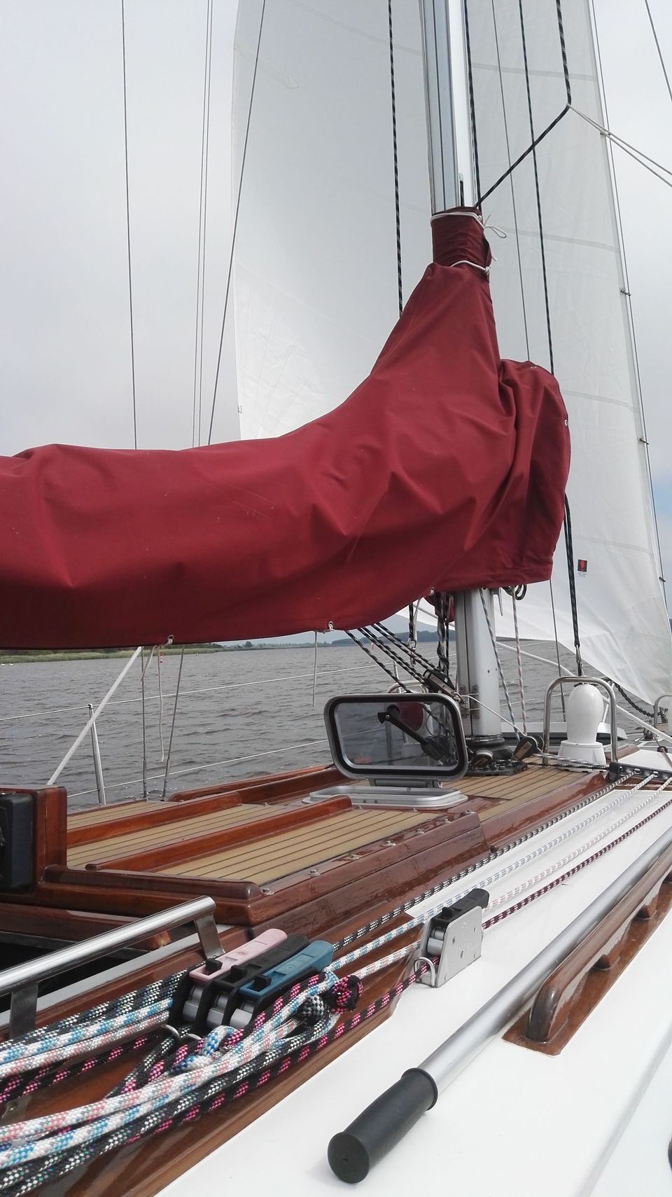 Waarschip 900+ 1986 – Houten zeiljacht met volledige stahoogte - Foto 19
