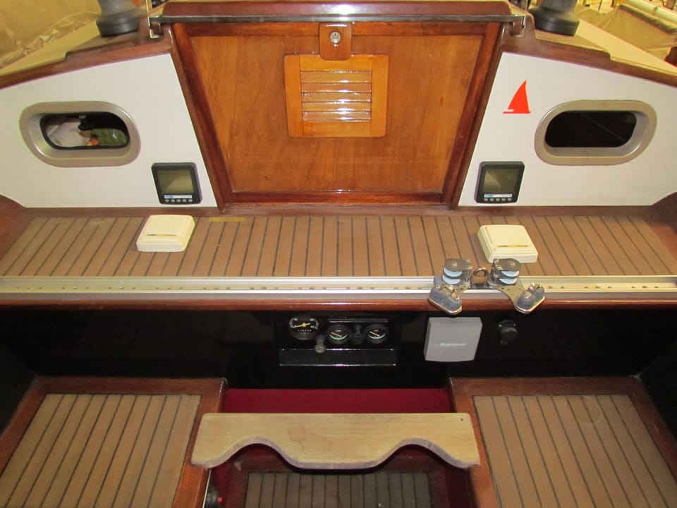 Waarschip 900+ 1986 – Houten zeiljacht met volledige stahoogte - Foto 30